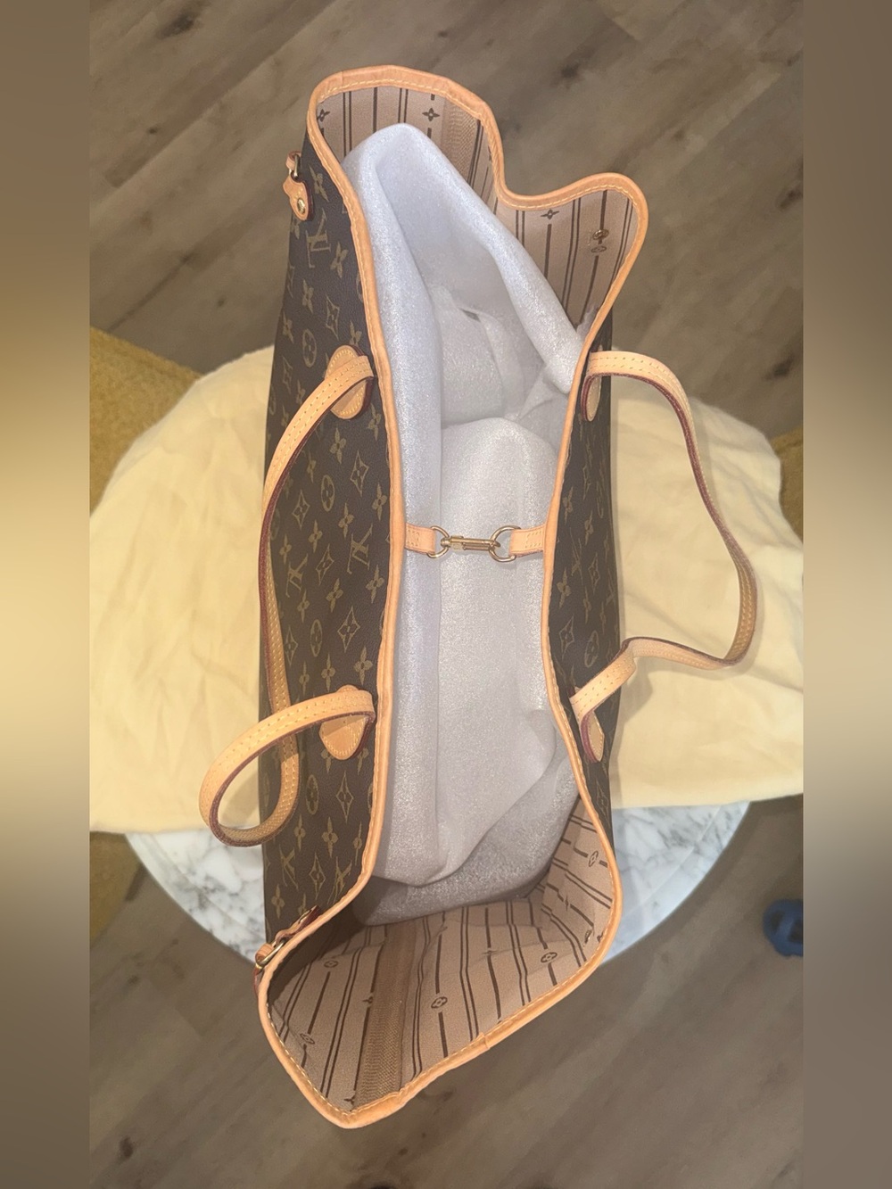 Louis Vuitton GM Neverfull Tote - Picture 6 of 11